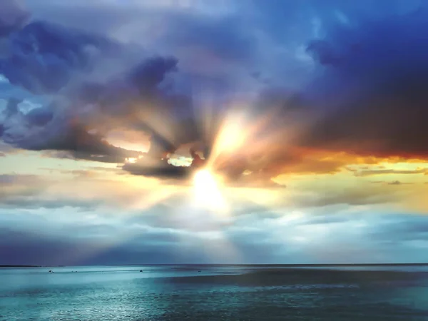 องฟ าพาย เมฆท งและแสงอาท ในทะเลในเวลากลางค นหล งธรรมชาต — ภาพถ่ายสต็อก