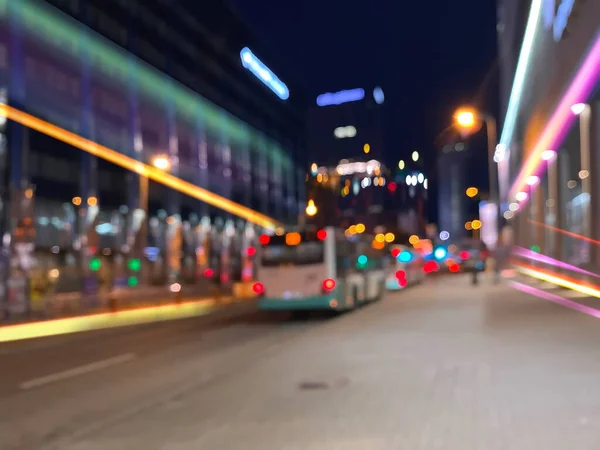 Nocny Ruch Samochody Miasto Zamazane Światła Ruchu Nowoczesne Budynki Ulica — Zdjęcie stockowe