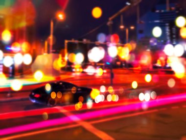 Şehir gecesi neon ışıklı arabaları bulanıklaştırdı ve gece renkli camlar modern binalar cadde üzerinde kırmızı sarı şehir yaşam tarzı 