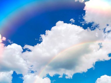 Gökkuşağı mavi pembe günbatımı gökyüzünde pofuduk bulutlar ve güneş ışınları gökyüzü doğada hava durumu tahmini