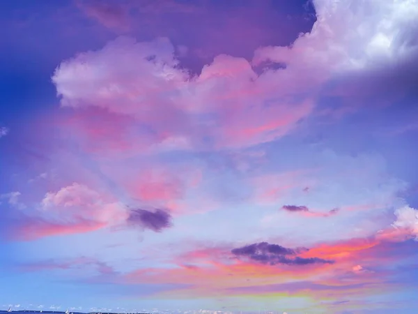 Hermoso Cielo Puesta Del Sol Nubes Esponjosas Rayos Luz Del — Foto de Stock