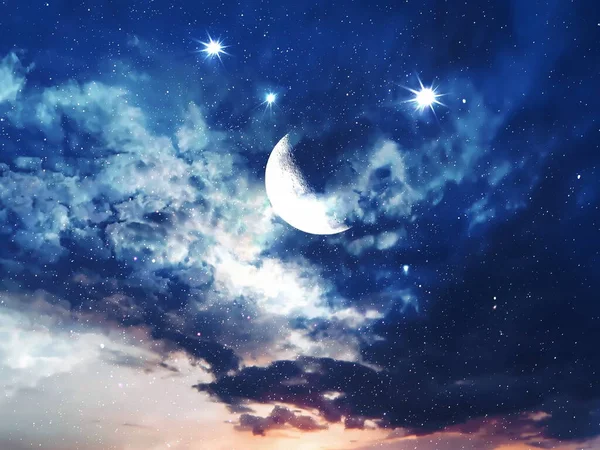 Blå Natt Stjärnhimmel Och Måne Solnedgången Fluffiga Dramatiska Moln Havet — Stockfoto