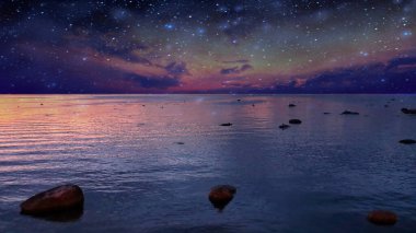 Yıldızlı gökyüzü mavi gece deniz dalgası yansıması ufuktaki yıldız ışığı bulanık doğa deniz manzarası 