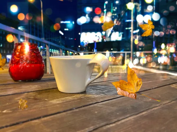 시간에는 커피와 촛불이 테이블이 탈린에 스토니아 빛났다 — 스톡 사진