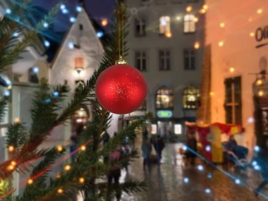  Tallinn 'in Eski Pazar Kasabası' nda Noel ağacı süslemesi kırmızı top ve aydınlatma, Estonya 'ya seyahat