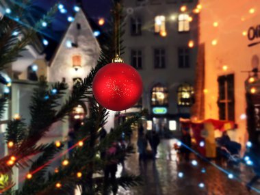  Tallinn 'in Eski Pazar Kasabası' nda Noel ağacı süslemesi kırmızı top ve aydınlatma, Estonya 'ya seyahat