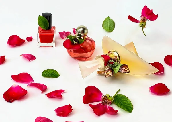 Parfümflasche Rot Gelb Glas Mit Rosen Blumen Blütenblatt Grüne Blätter — Stockfoto