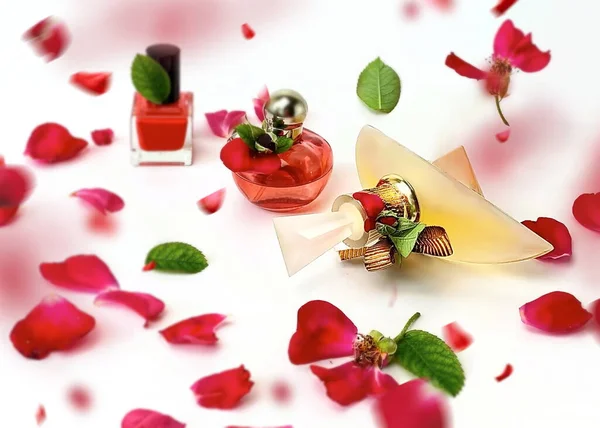 Perfume Fragrância Garrafa Vidro Amarelo Vermelho Com Pétala Flores Fundo — Fotografia de Stock