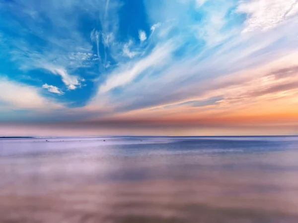 Rosa Pôr Sol Mar Azul Céu Nuvens Fofas Água Oceano — Fotografia de Stock