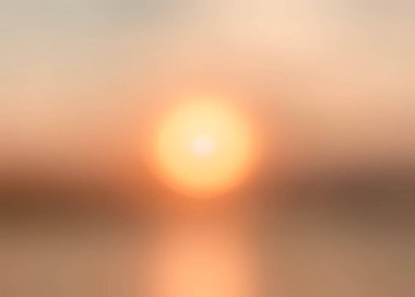 Altın güneş, gün batımında gökyüzü manzarası, güneş ışığı, bulanık şablon. 