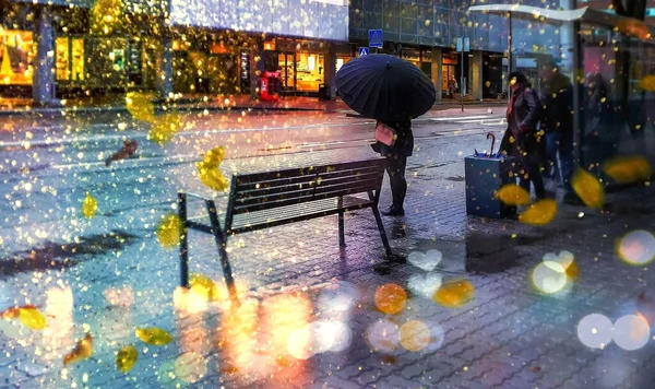 Φθινόπωρο Βροχερός Καιρός Πόλη Κίτρινα Φύλλα Πέφτουν Άνθρωποι Ομπρέλες Πόδια — Φωτογραφία Αρχείου