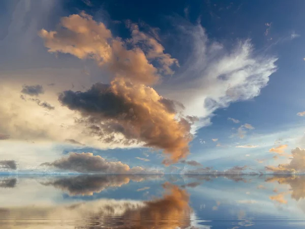 虹の青い空白いふわふわの雲海の波反射自然景観スカイライン — ストック写真