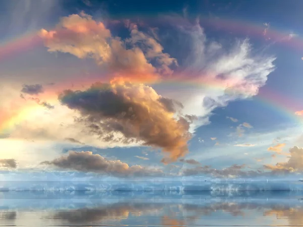 Regenboog Blauwe Hemel Wit Pluizige Wolken Zee Water Golf Reflectie — Stockfoto