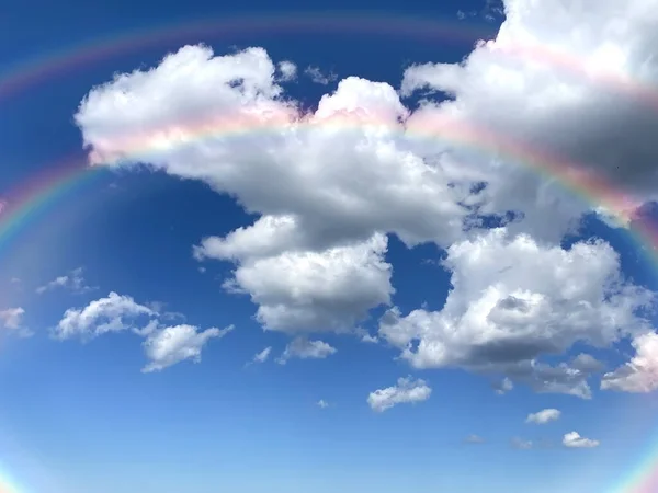 Arco Íris Céu Azul Branco Nuvens Fofas Mar Onda Água — Fotografia de Stock