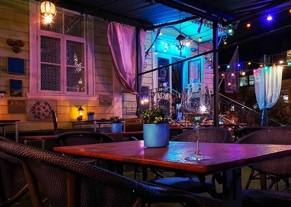 Neon Vintage Street Restaurant Copo Vinho Xícara Flores Parte Superior — Fotografia de Stock