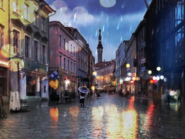 Sonbahar yağmuru insanları şemsiyelerle yürür. Gece lambaları ıslak kaldırımlar üzerinde bulanıklaşır. Tallinn Eski Şehir Seyahati Estonya 'da. 