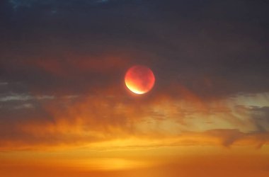 Ay altın rengi turuncu gün batımında bulutlu dramatik gökyüzünde mavi gökyüzü, ay ve yıldızlar doğa arka planında 