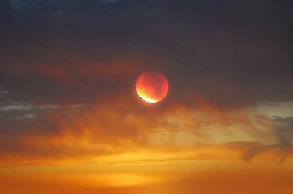 Altın Rengi Turuncu Gün Batımında Bulutlu Dramatik Gökyüzünde Mavi Gökyüzü — Stok fotoğraf