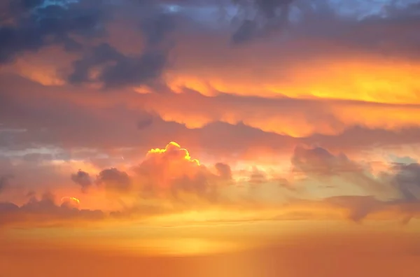 Hermoso Oro Naranja Puesta Sol Cielo Azul Cielo Dramático Nublado —  Fotos de Stock