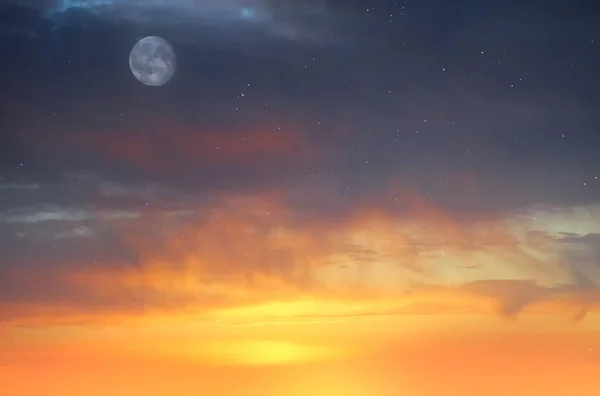 Ouro Laranja Pôr Sol Céu Dramático Nublado Azul Noite Lua — Fotografia de Stock