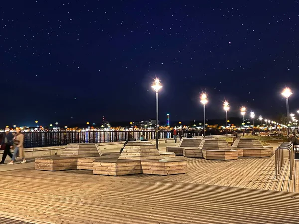 Nachtpromenade Bij Pier Stad Licht Wazig Zeewater Reflectie Mensen Lopen — Stockfoto