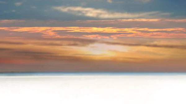 Coucher Soleil Sur Plage Ciel Bleu Sable Blanc Nuages Duveteux — Photo