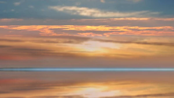 Pôr Sol Praia Areia Branca Céu Azul Nuvens Fofas Pôr — Fotografia de Stock