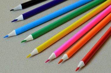 Masada renkli kalemler var.