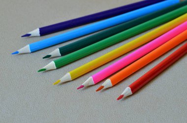 Masada renkli kalemler var.