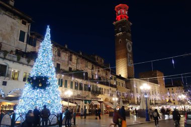 Verona, İtalya-Aralık 2018:Erbe Noel ile kare dekorasyon ışıklar.