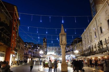 Verona, İtalya-Aralık 2018:Erbe Noel ile kare dekorasyon ışıklar.