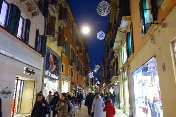 Βερόνα Ιταλία Δεκέμβριος 2018 Saint Λουκία Στέκεται Στο Σουτιέν Τετράγωνο — Φωτογραφία Αρχείου