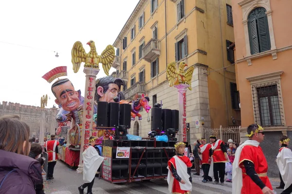 ヴェローナ イタリア 2019年 ランナーおよび Mak 2019 月にヴェローナ市のカーニバル中にパレードします ヴェローナの市内中心部をパレード — ストック写真