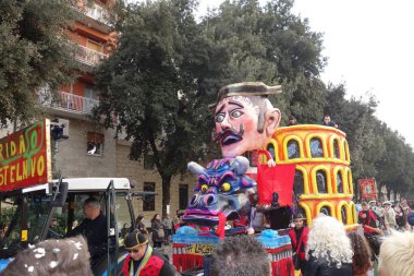 Verona, İtalya-Mart 2019: arabaları ve maks geçit töreni sırasında Mart 2019 yılında Verona şehir'in karnaval. Geçit aracılığıyla Verona şehir merkezinde.