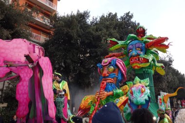 Verona, İtalya-Mart 2019: arabaları ve maks geçit töreni sırasında Mart 2019 yılında Verona şehir'in karnaval. Geçit aracılığıyla Verona şehir merkezinde.