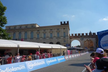 Verona, İtalya-Haziran 2019: İtalya'nın Verona şehrinde ki ünlü bisiklet yarışı Giro d'Italia'nın son yarışı