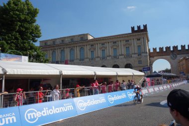 Verona, İtalya-Haziran 2019: İtalya'nın Verona şehrinde ki ünlü bisiklet yarışı Giro d'Italia'nın son yarışı