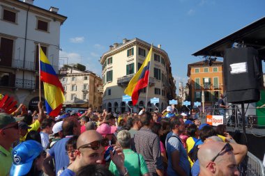Verona, İtalya-Haziran 2019: İtalya'nın Verona şehrinde ki ünlü bisiklet yarışı Giro d'Italia'nın son yarışı