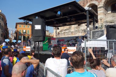 Verona, İtalya-Haziran 2019: İtalya'nın Verona şehrinde ki ünlü bisiklet yarışı Giro d'Italia'nın son yarışı