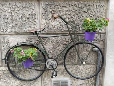 Ferrara şehrinin duvarında eski bir bisiklet