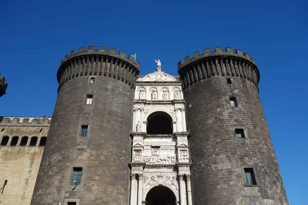 ナポリの中世の王の席であるヌオーヴォ城またはアンヒオ マッシオ城 — ストック写真
