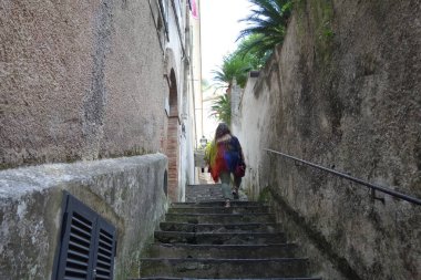 İtalya 'nın Campania kıyısındaki Amalfi kasabasında bir sokak.