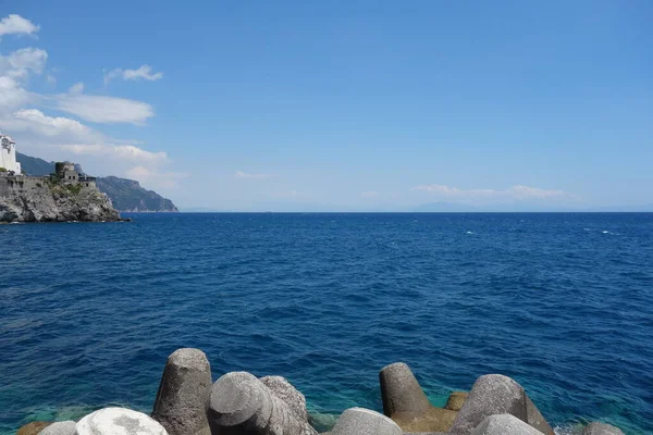 意大利坎帕尼亚海岸著名的阿马尔菲镇景观 — 图库照片