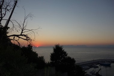 İtalya, Cilento 'daki Agropoli sahilinde gün batımı