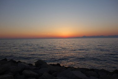 Campania İtalya 'da Agropoli şehir plajında gün batımı