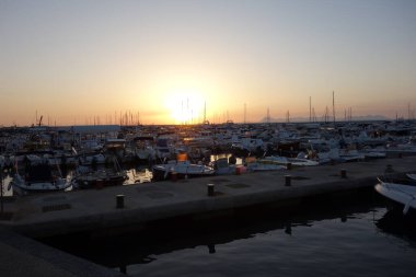 Campania İtalya 'da Agropoli şehir plajında gün batımı