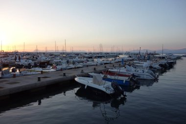 Campania İtalya 'da Agropoli şehir plajında gün batımı