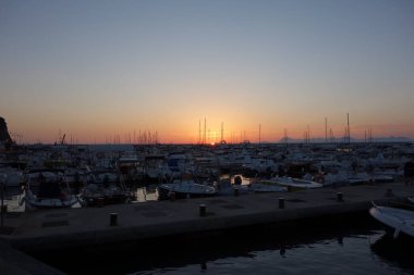 Campania İtalya 'da Agropoli şehir plajında gün batımı