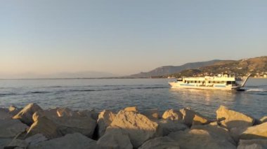 İtalya 'daki Agropoli limanında gün batımı