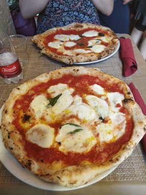 Klasik Napoli pizzası.